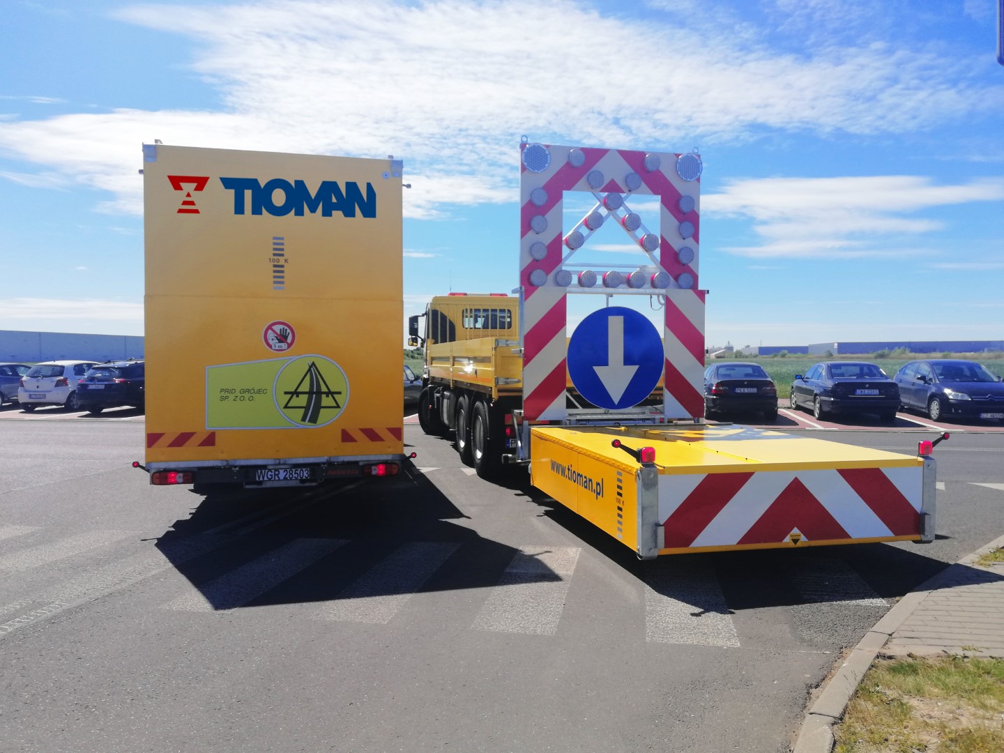 Pojazd zabezpieczający z rozłożoną poduszką TMA i tablicą U-26a na placu