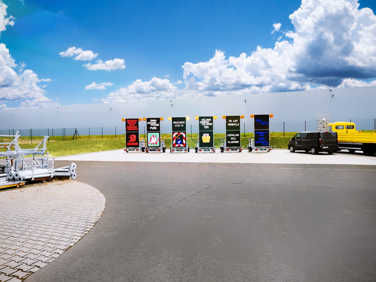 Przyczepa z mobilnym znakiem zmiennej treści MVMS